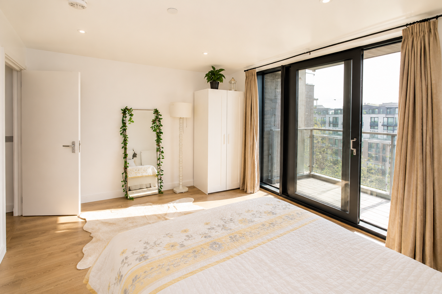 Modern Room with Private Balcony | 9 Min to DLR | E14